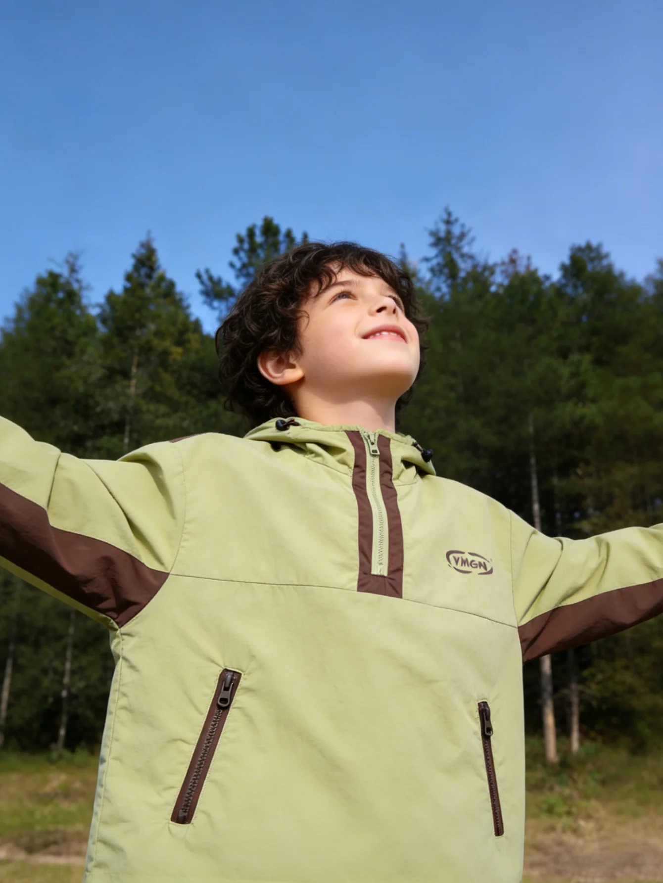 

Детская ветровка YMGN для мальчиков, зеленая, с капюшоном, на молнии до середины, с контрастной отделкой и карманами на молнии, повседневная уличная куртка