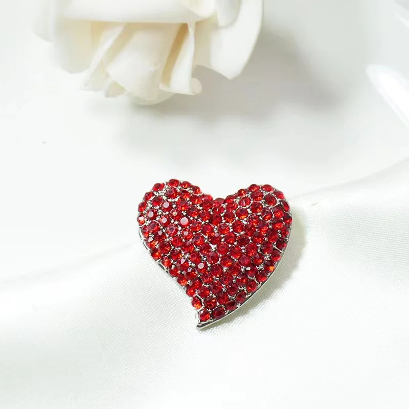 Broches de coração de amor com strass vermelho brilhante para mulheres, crachá geométrico de cristal, alfinetes de lapela, fivela, acessórios de festa casuais, presentes