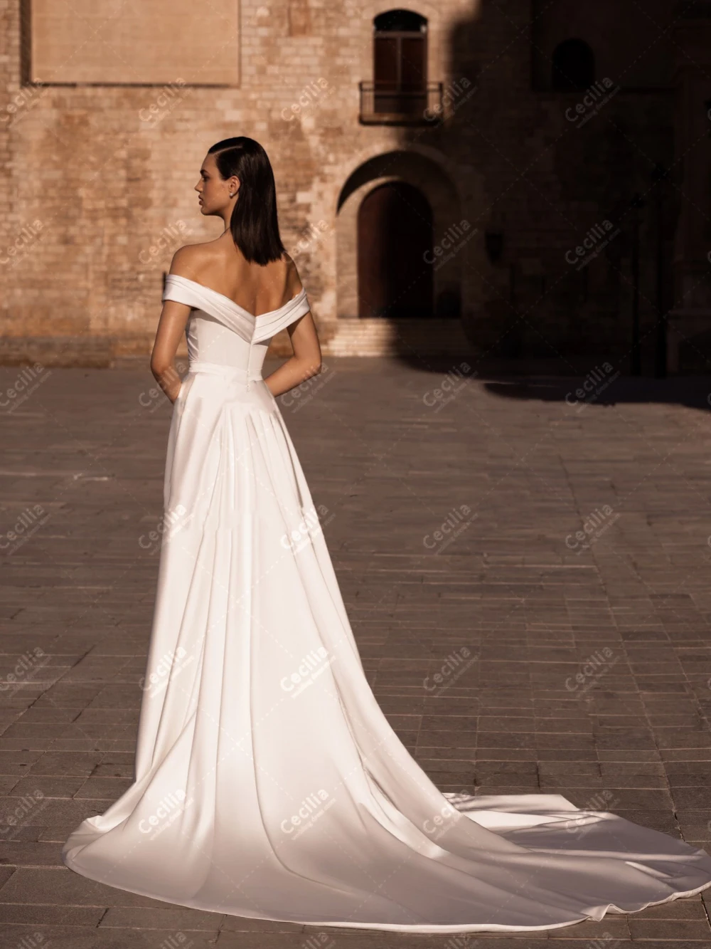 Efektowne suknie ślubne satynowe eleganckie suknie ślubne szaty z odkrytymi ramionami seksowne wysokie rozcięcie Backless urocze Vestidos De Novia