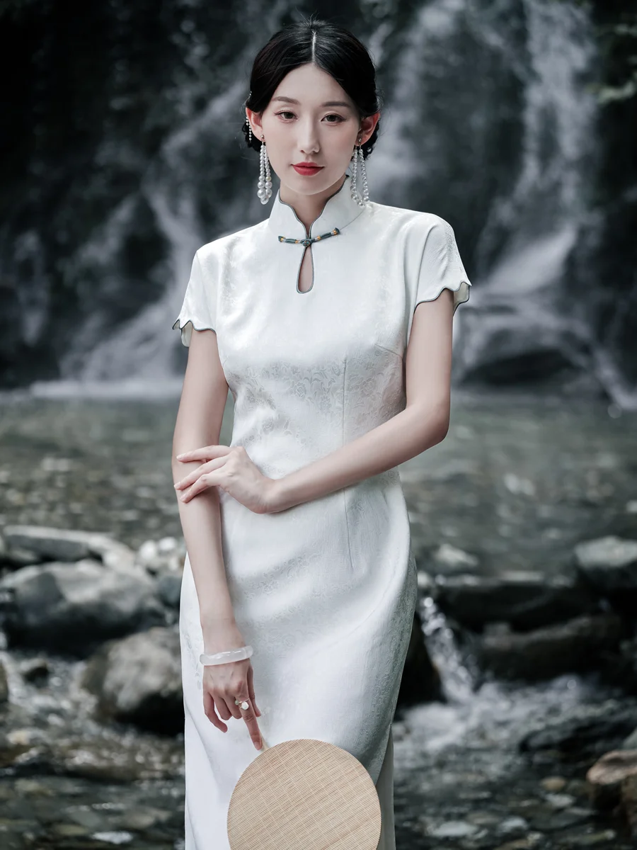 

Молодежное белое свадебное ципао в традиционном китайском стиле с коротким рукавом и низким разрезом для помолвки и свадьбы