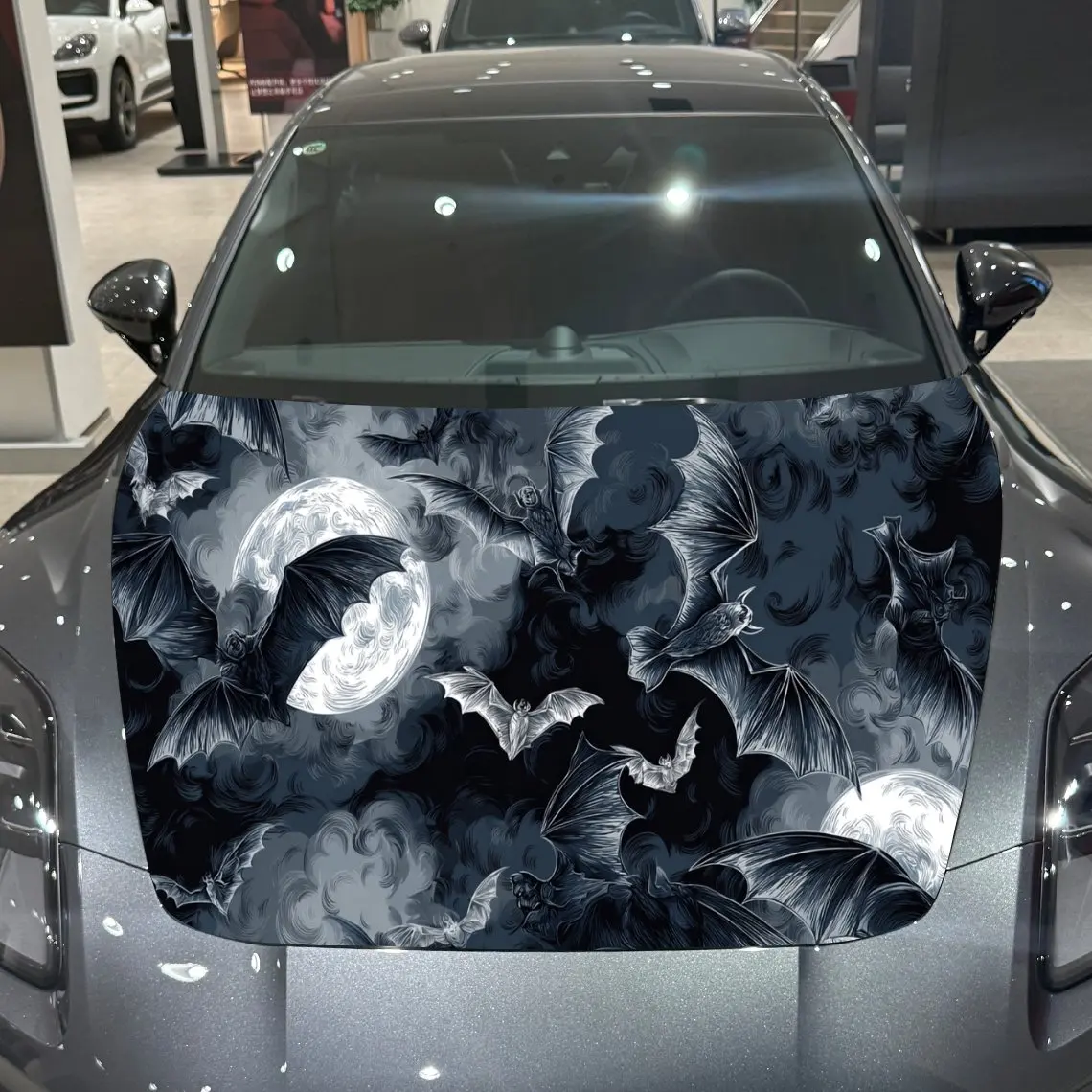 

Автомобильные наклейки с мотивом летучей мыши в монохромных тонах рядом с текстурированными деталями крыла, темно-готическим эстетическим и динамическим визуальным контрактом
