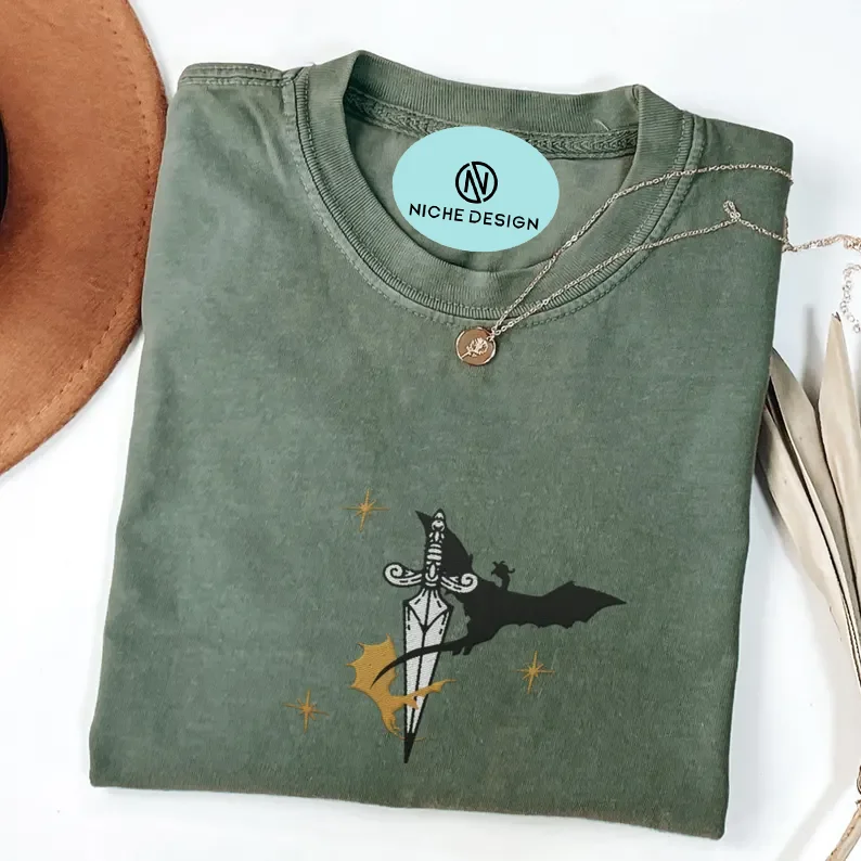 تي شيرت مطرز التنين الراحة الألوان Booktok Fandom التي شيرت رومانسية كتاب تي شيرت الخيال Bookish Merch خمر الأسود الداكن