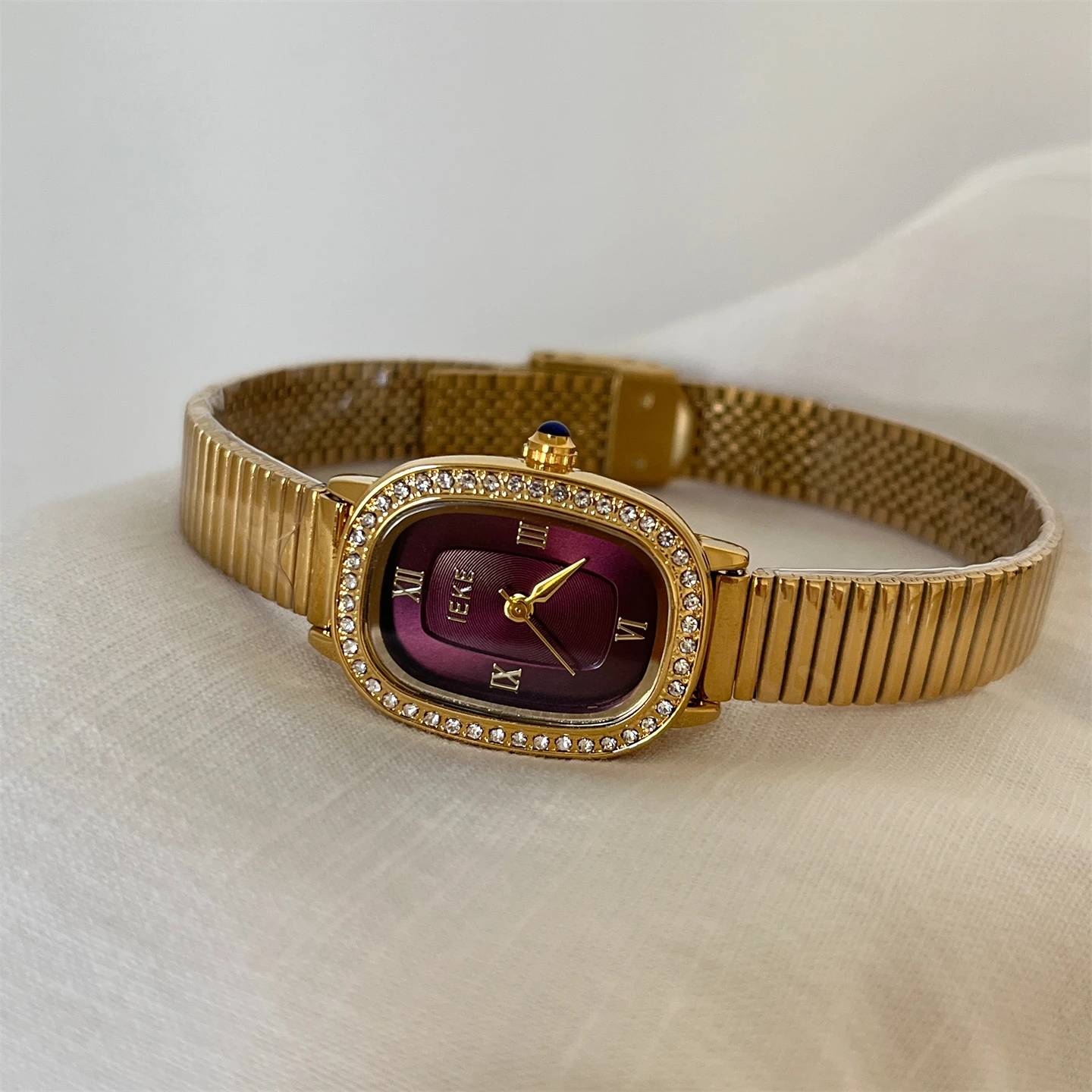 Stylish design, sophisticated oval-shaped women's watch, light luxury gold, exquisite quartz watch, elegant ladies' wristwatch.