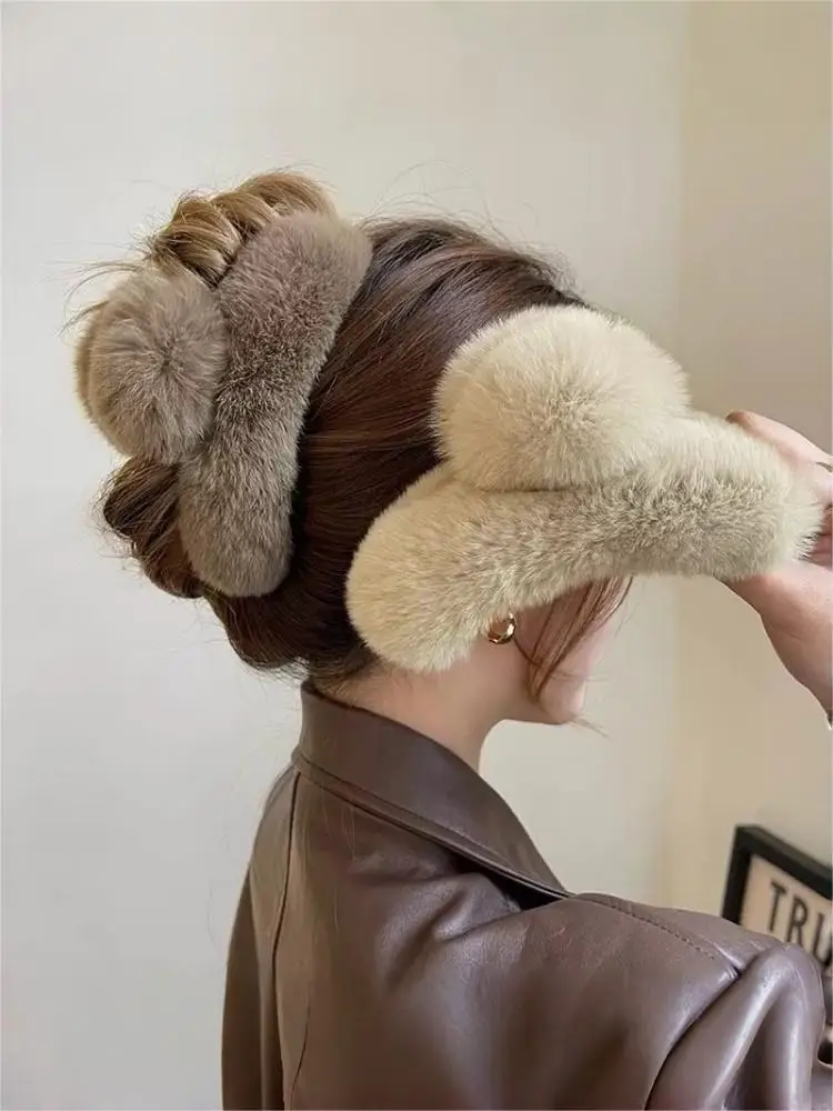 Übergroße Plüsch-Winterklammern für dickes Haar | Back-Of-The-Head Bun Styles | Weicher und warmer Haarschmuck aus Kaninchenfell für Damen – Detail 2