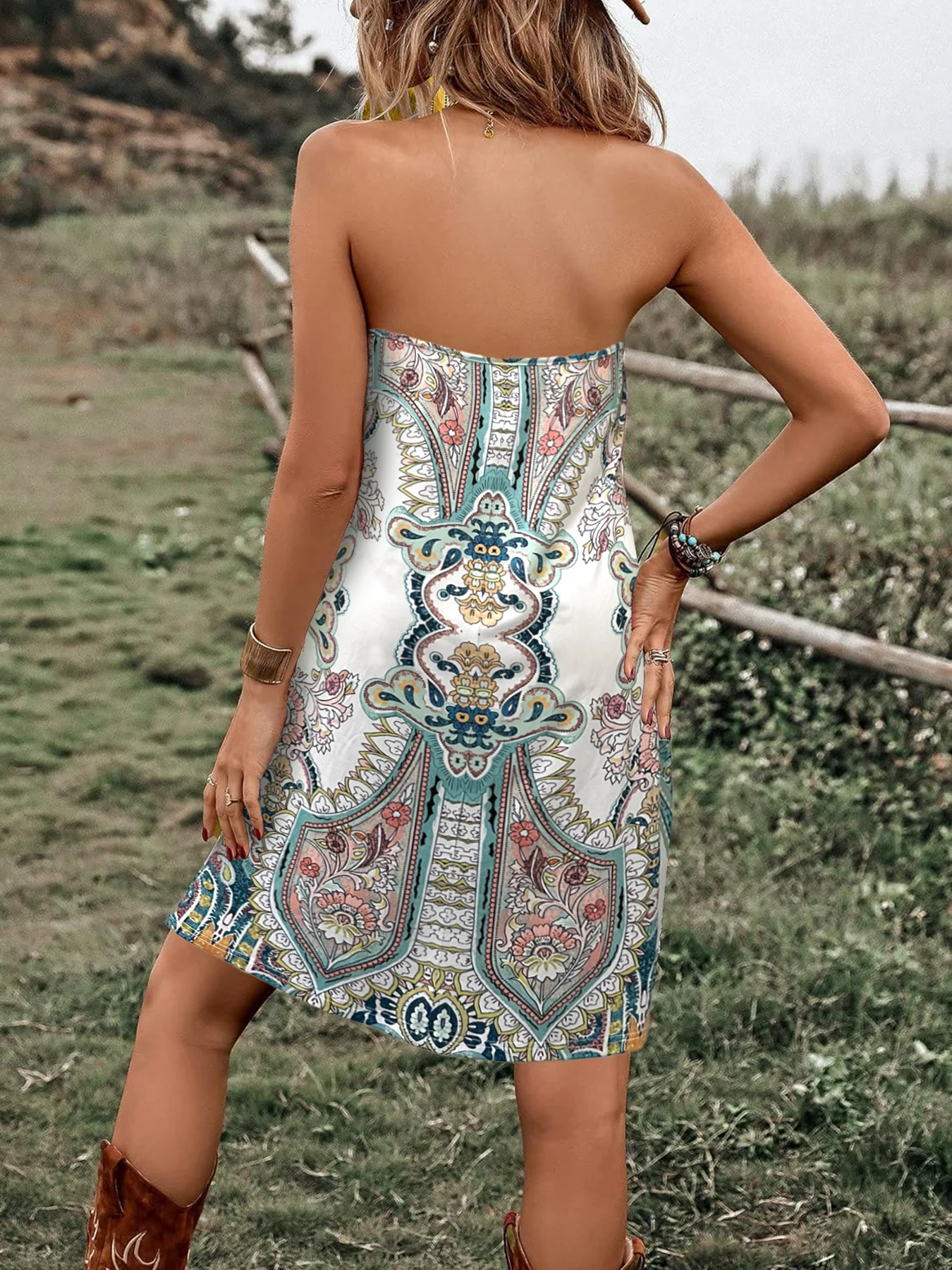 

Женское платье большого размера с круглым вырезом, декоративным металлическим кольцом, вырезами на шее, без рукавов и с открытой спиной.