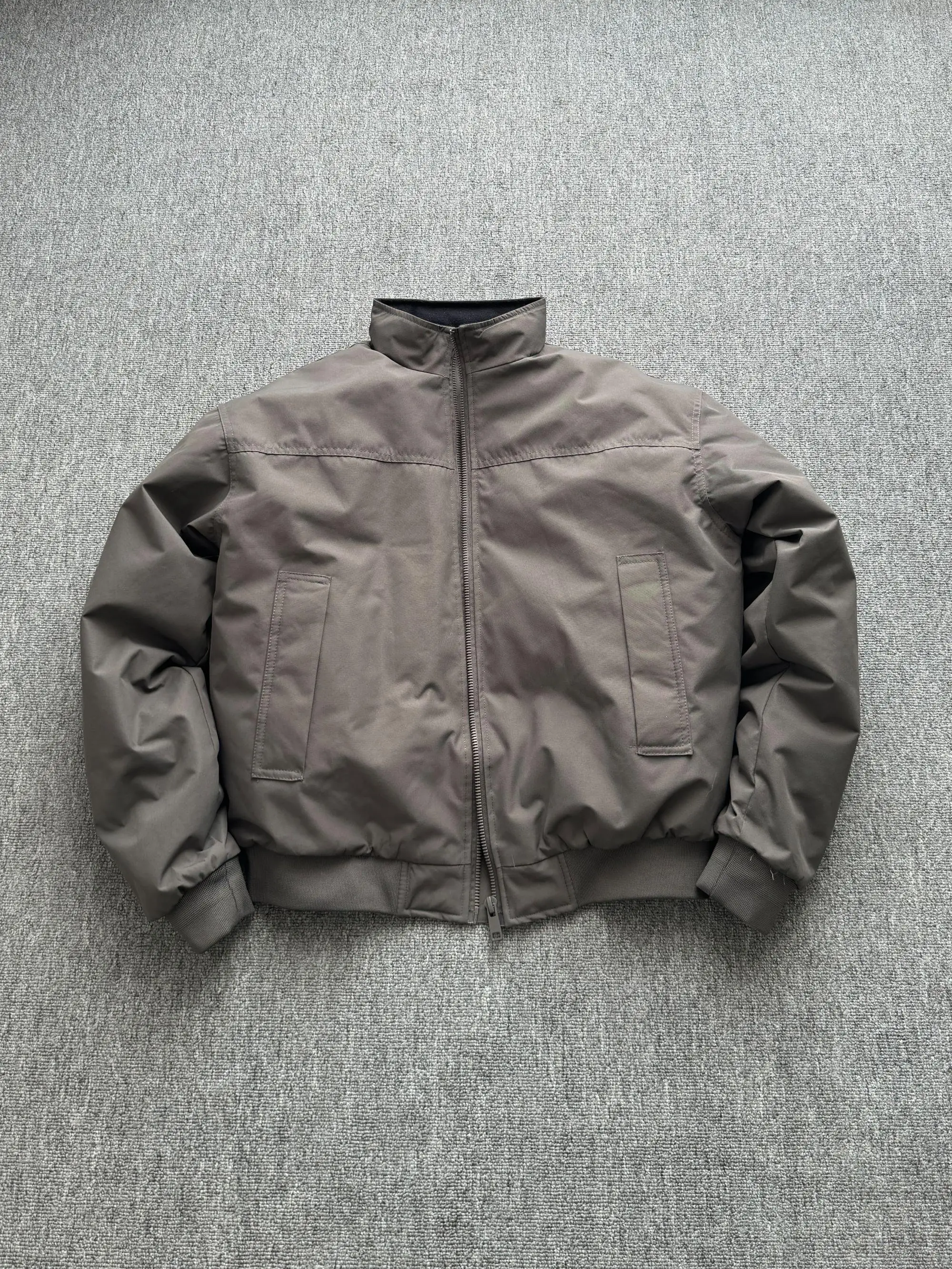 سترات منتفخة قصيرة للرجال معاطف شتوية دافئة خفيفة الوزن وياقة واقفة أمريكية فضفاضة ومتعددة الاستخدامات سترات كاجوال للشارع