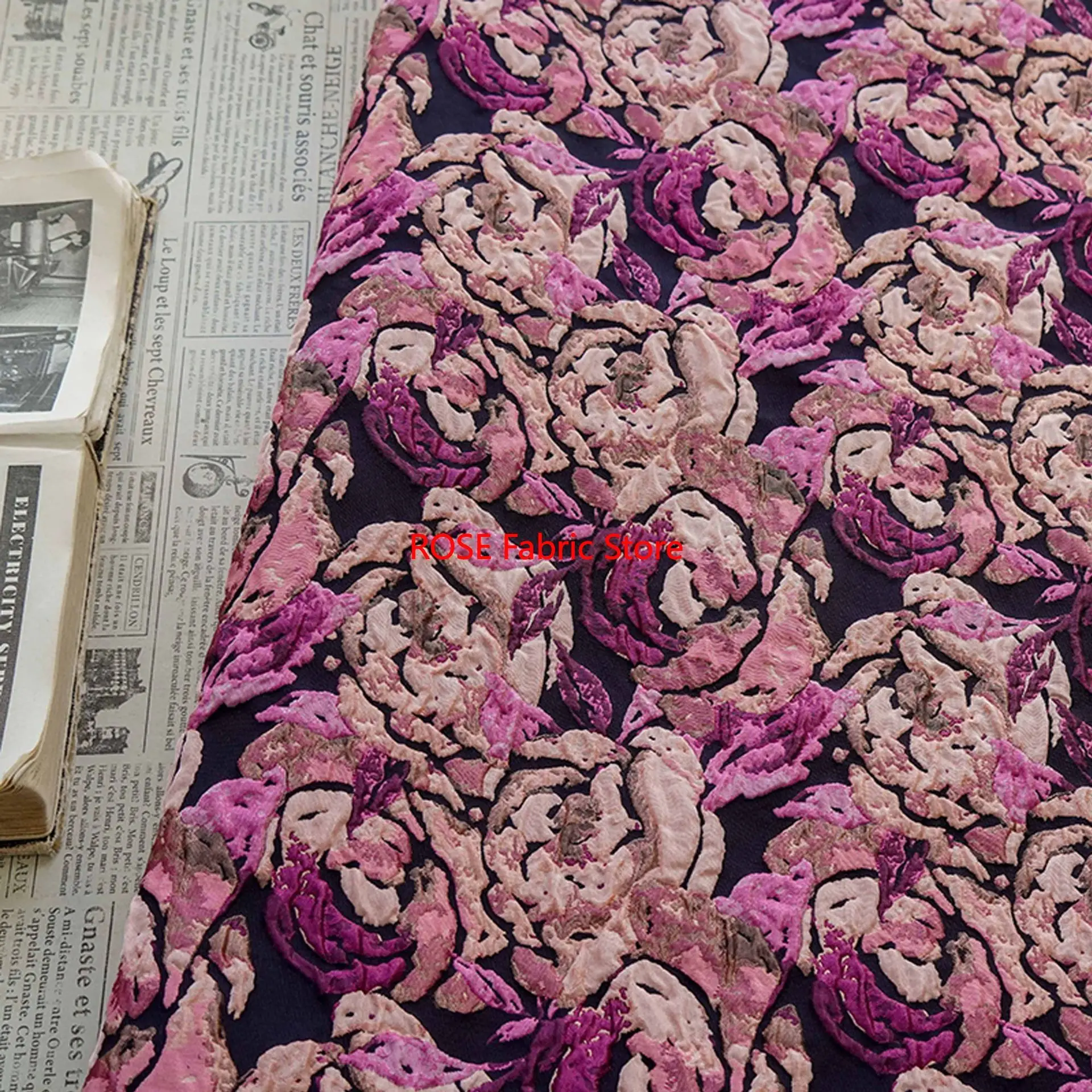 

1-метровая абстрактная стильная тисненая розовая фиолетовая цветочная пряжа, окрашенная жаккардовая ткань, элегантное платье, пальто, декоративная швейная ткань