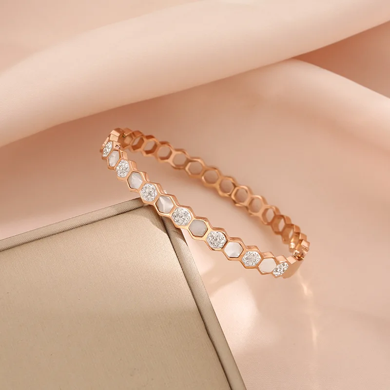 Unique diamond-shaped honeycomb bracelet, new summer collection, fashionable hexagonal titanium steel bracelet