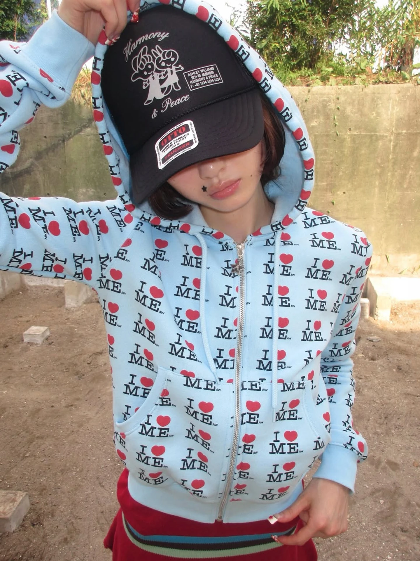 سترة بغطاء للرأس مطبوعة من Ashley Blue ILOVEME مع تطريز على شكل فراشة وغطاء للرأس، وكتف عادي وقصة ضيقة