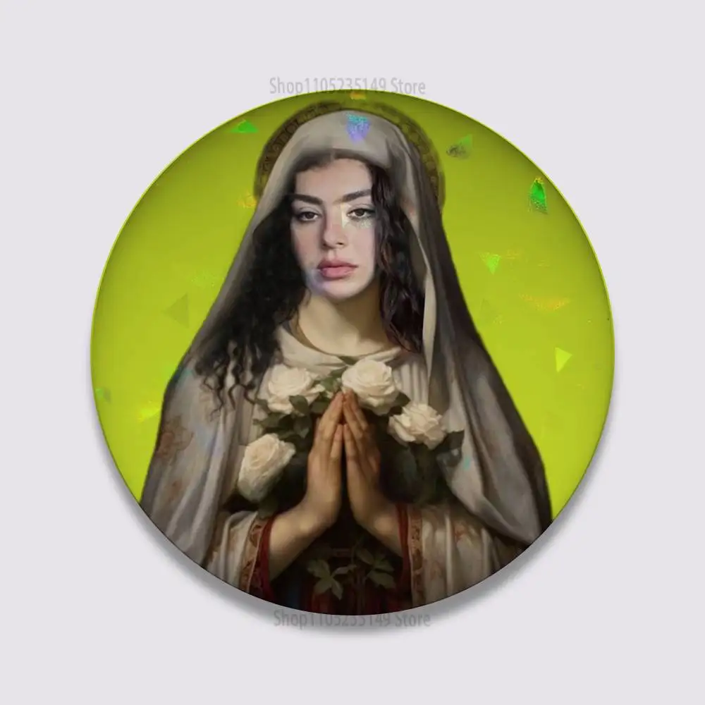 المغني تشارلي Xcx دبابيس 58 مللي متر لطيف الكرتون شارة دبابيس اليدوية لحقيبة الظهر اكسسوارات مجوهرات هدايا