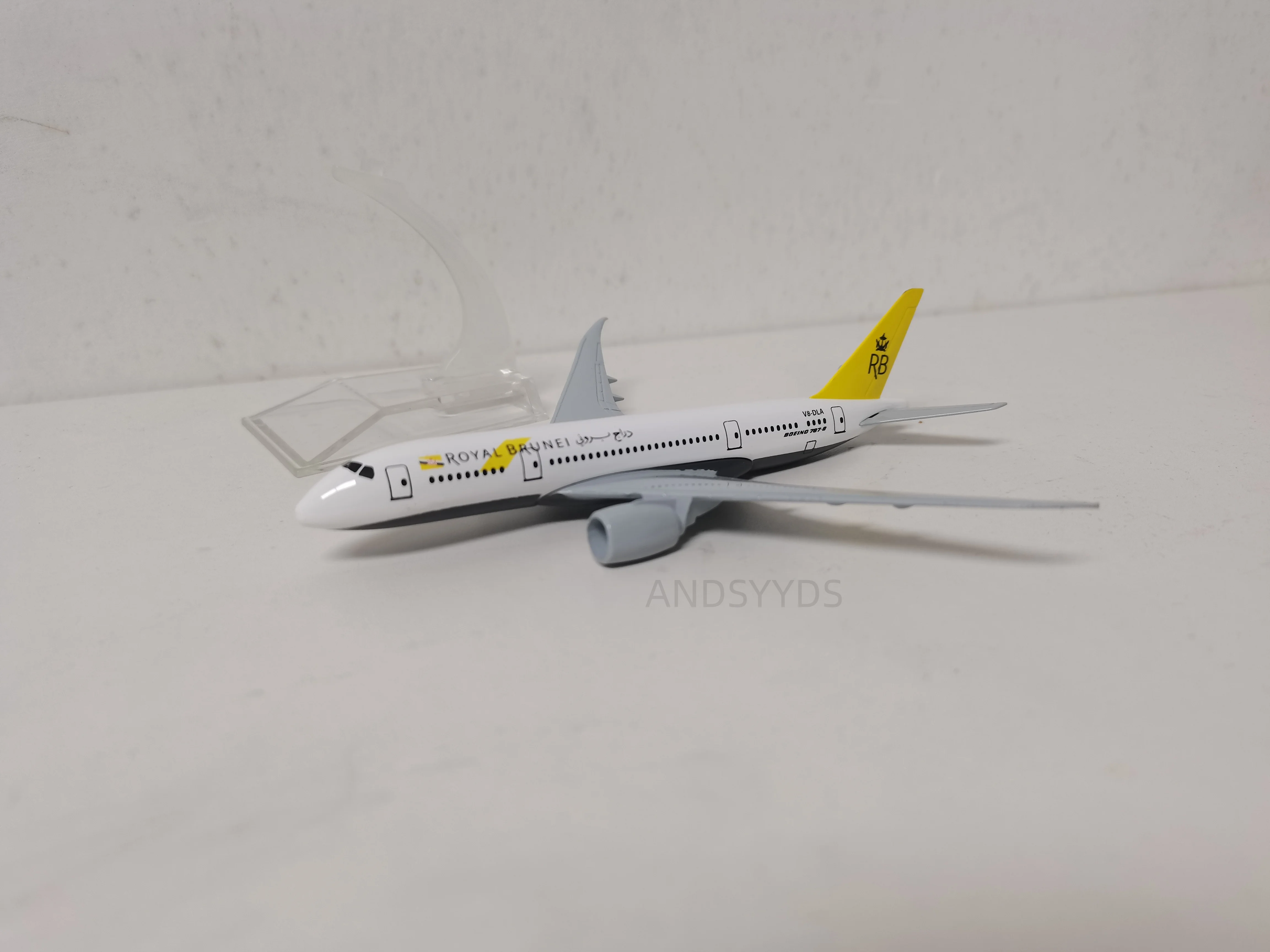 

Литой под давлением строительный комплект для самолетов, масштаб 16 см, B787 Royal Brunei Airways, модель самолета из сплава металла и хобби с игрушечными самолетами, коллекция