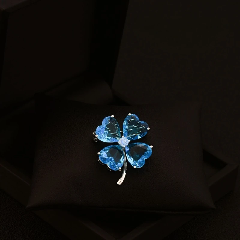 Lucky Symbol High-End Blue Crystal Four-Leaf Clover Brooch Shining Bright Unique Special Laple Pin Suit Accessory for Women 6012