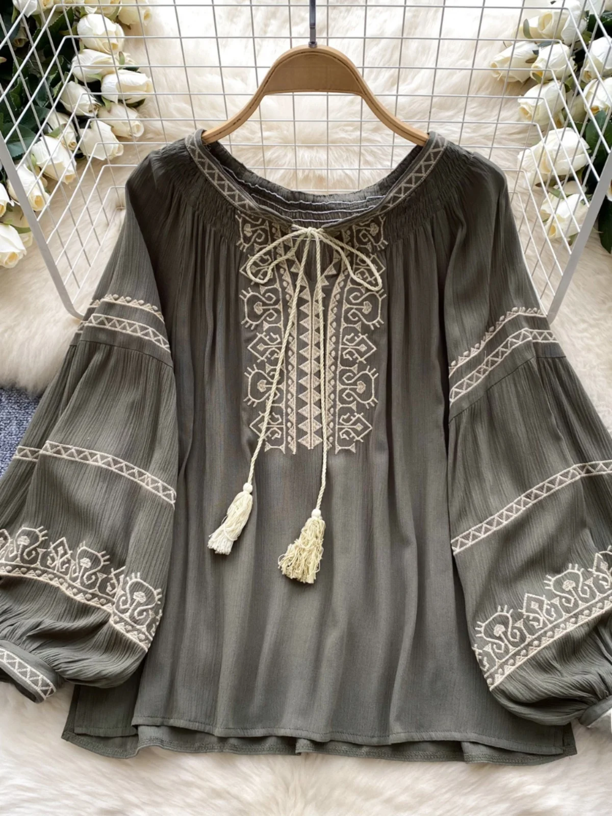 Retro Embroidered round Ne irt - Embroidery Cardigan 评论和价格