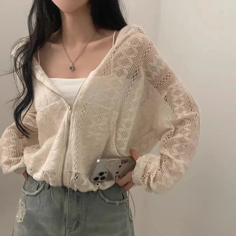 معطف نسائي أنيق بأكمام طويلة وقلنسوة مع تطريز دانتيل مفرغ، تصميم عصري للعمل مع حزام سحب في الأسفل وقماش يسمح بالتنفس