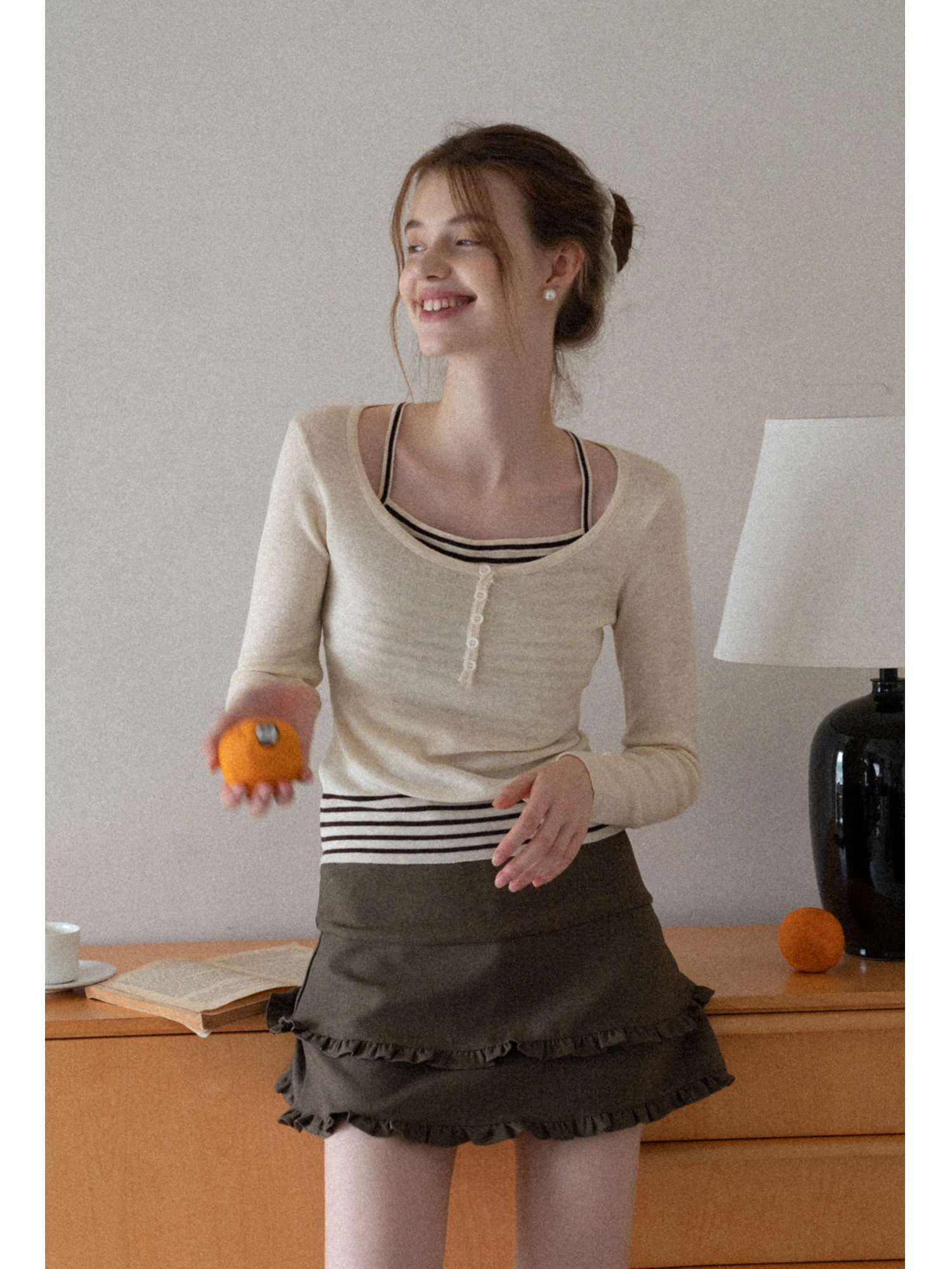 

EGGKA женский приталенный длинный вязаный свитер светя в полоску из двух частей с пятью пуговицами, топ ранней осени