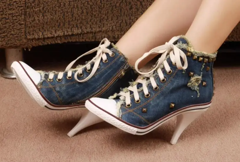 Sepatu Boots Wanita Model Cowboy Musim Semi dengan Rivet Logam, Denim Berumbai, Hak Tinggi, Tali Sepatu, dan Ritsleting Samping