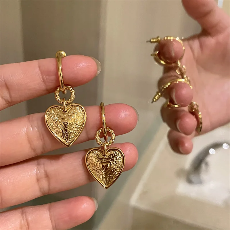 Retro Gold Color Heart Shape Stud Elegant Embossed Heart Shape Alloy Stud Earrings For Women Fashion Jewelry Party Gift