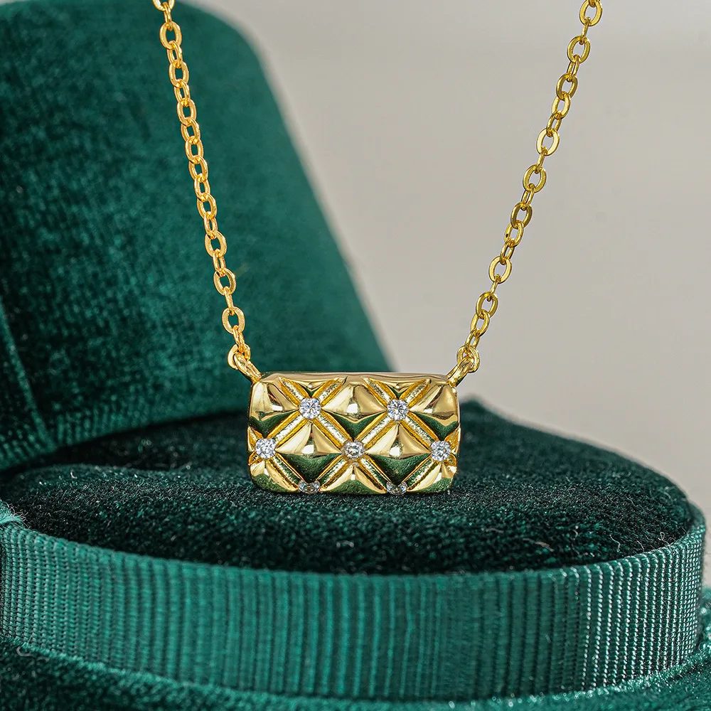 

18K Gold Inlaid Pendant, 1-carat Moissanite Necklace, Women's Fashionable Luxury Bag, Platinum PT950 Diamond Collarbone Chain