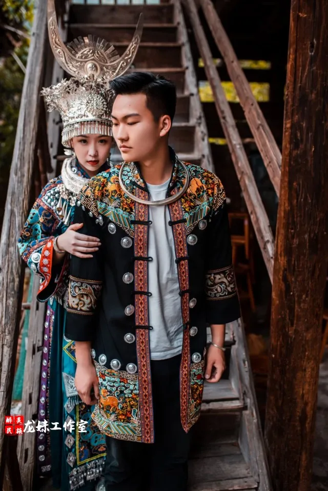 Chinese Traditionele Jurk Van Miao Minderheid Gastheer Zanger Podiumfotografie Handgemaakt