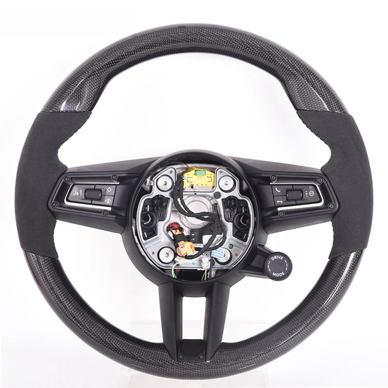 

Спортивный руль для автомобиля из углеродного волокна