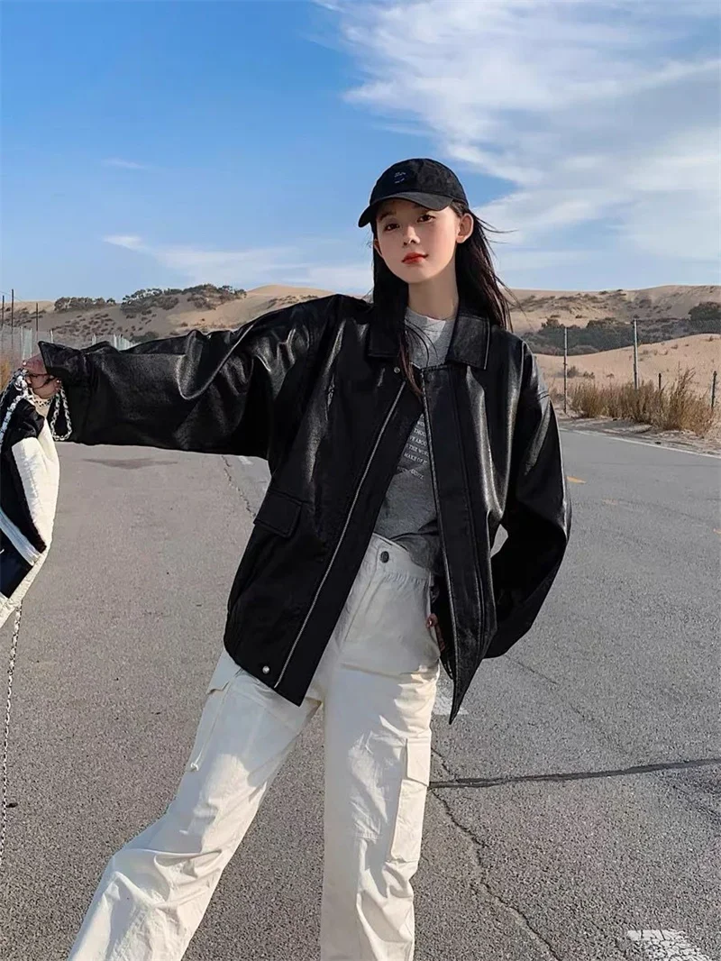 سترة جلدية عصرية للنساء للربيع والخريف سترة جلدية جديدة باللونين الأسود والبني غير رسمية بسحاب فضفاض مقاس كبير