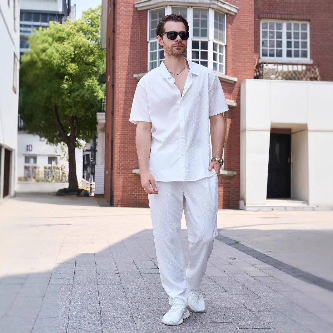 Bild 3: Sommerliches Herren-Set im neuen Stil mit Palastmuster, Blumendruck, kurzärmeligem, einfarbigem Freizeithemd und langer Hose für den Outdoor-Bereich.