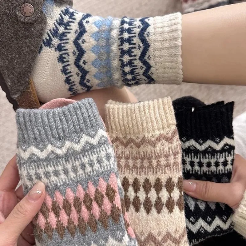 

5 Pairs 2026 Ethnic Style Fashion Mid-calf Warm Socks Set Autumn and Winter Thermal Socks for Women Thick Grip Socks Wholesale