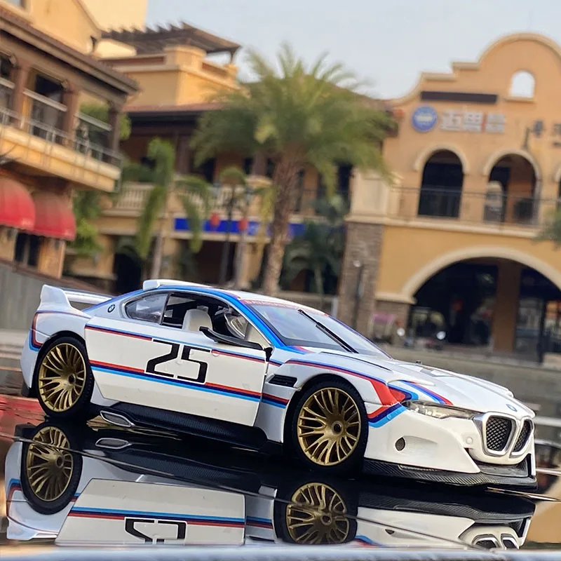 Coche de carreras de pista de aleación BMW CSL 1:24, coche de juguete de Metal fundido a presión, modelo deportivo, simulación de sonido y luz, colección de regalo para niños