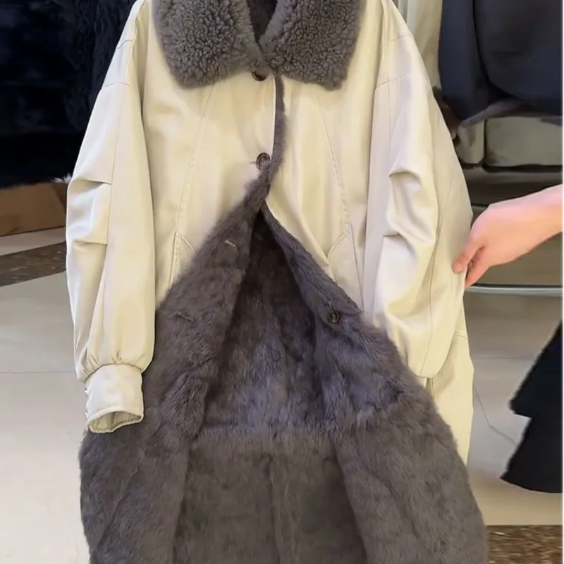 Le style de doublure intérieure chaude et à la mode de MAO MAO est un nouveau manteau en fausse fourrure ample mi-long haut de gamme pour les femmes en vêtements d'extérieur d'hiver