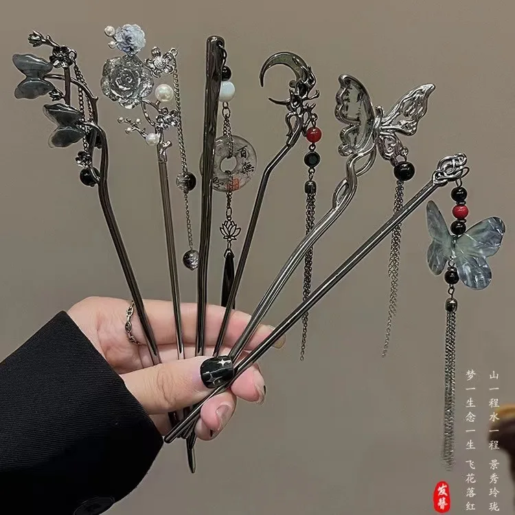 

The ancient-style hairpin, new Chinese-style ink-wash butterfly tassel retro plate, exudes a sense of sophistication