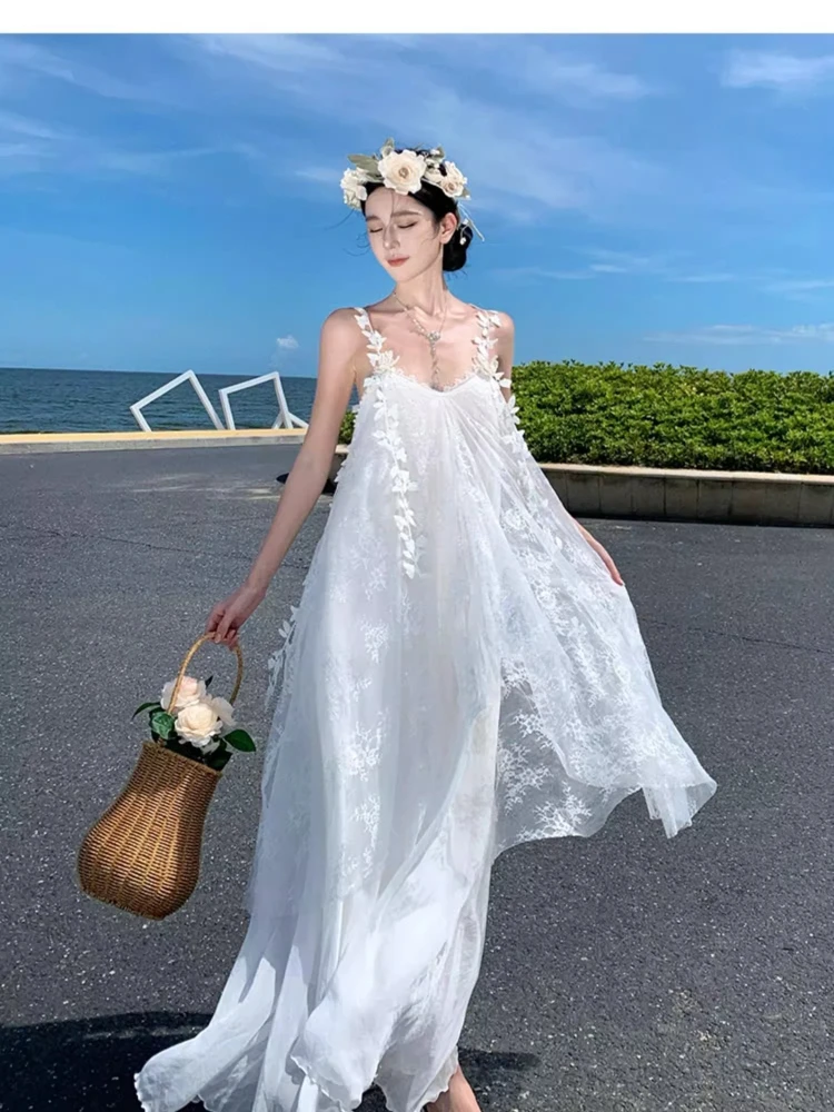 Robe de plage blanche Style Boho féerique pour femmes, maille brodée, bretelles papillon, longue robe en dentelle, sans manches, ample, vacances