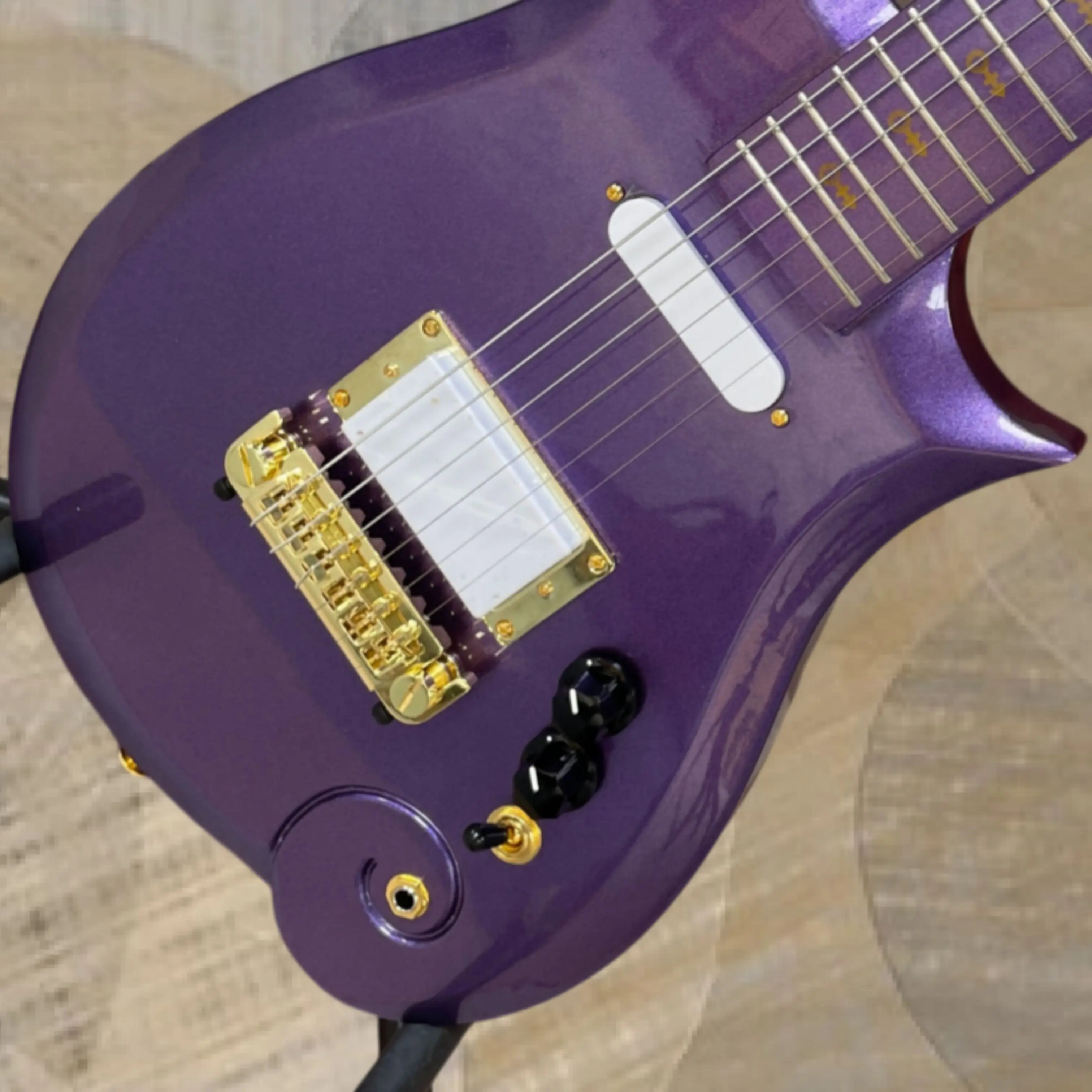 6-String Glossy Metal Purple Electric Guitar, Spiral-Curled Body Design Guitars, Gold Hardware For Stage Performance Guitarra