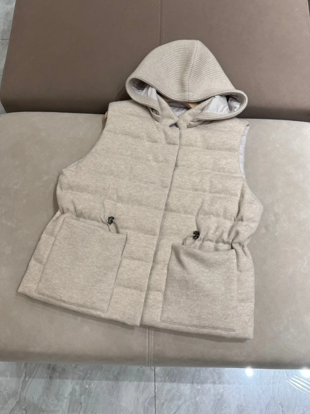 Luxurious solid color autumn-winter hooded fitted down vest