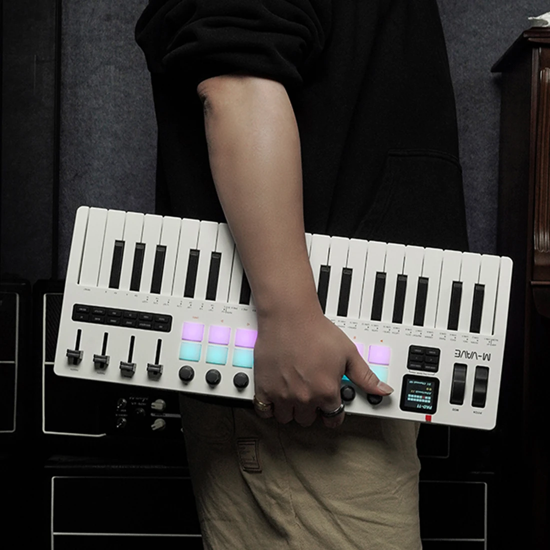 M-VAVE SMK-37 Pro لوحة المفاتيح البيضاء 37 مفتاح 3.5 ملم MIDI 16 RGB طبل منصات مع مصدر الصوت يدعم الاتصال اللاسلكي