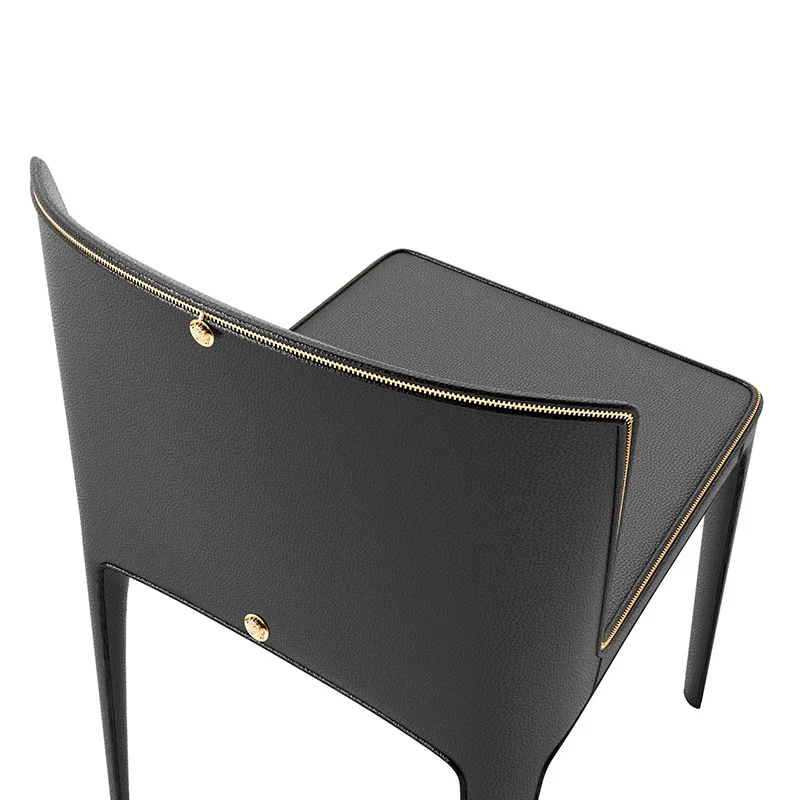 Silla de madera maciza.