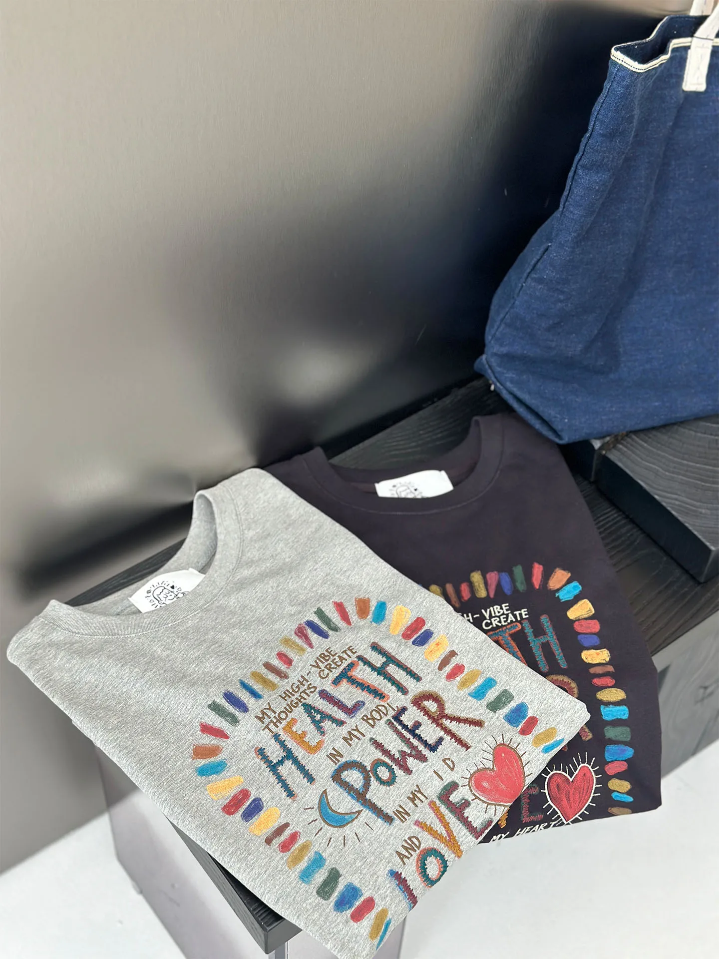 

Футболка с вышивкой, свободного кроя, повседневная, с коротким рукавом, женская, модная, в уличном стиле, из хлопка, влагоотводящая, летний топ