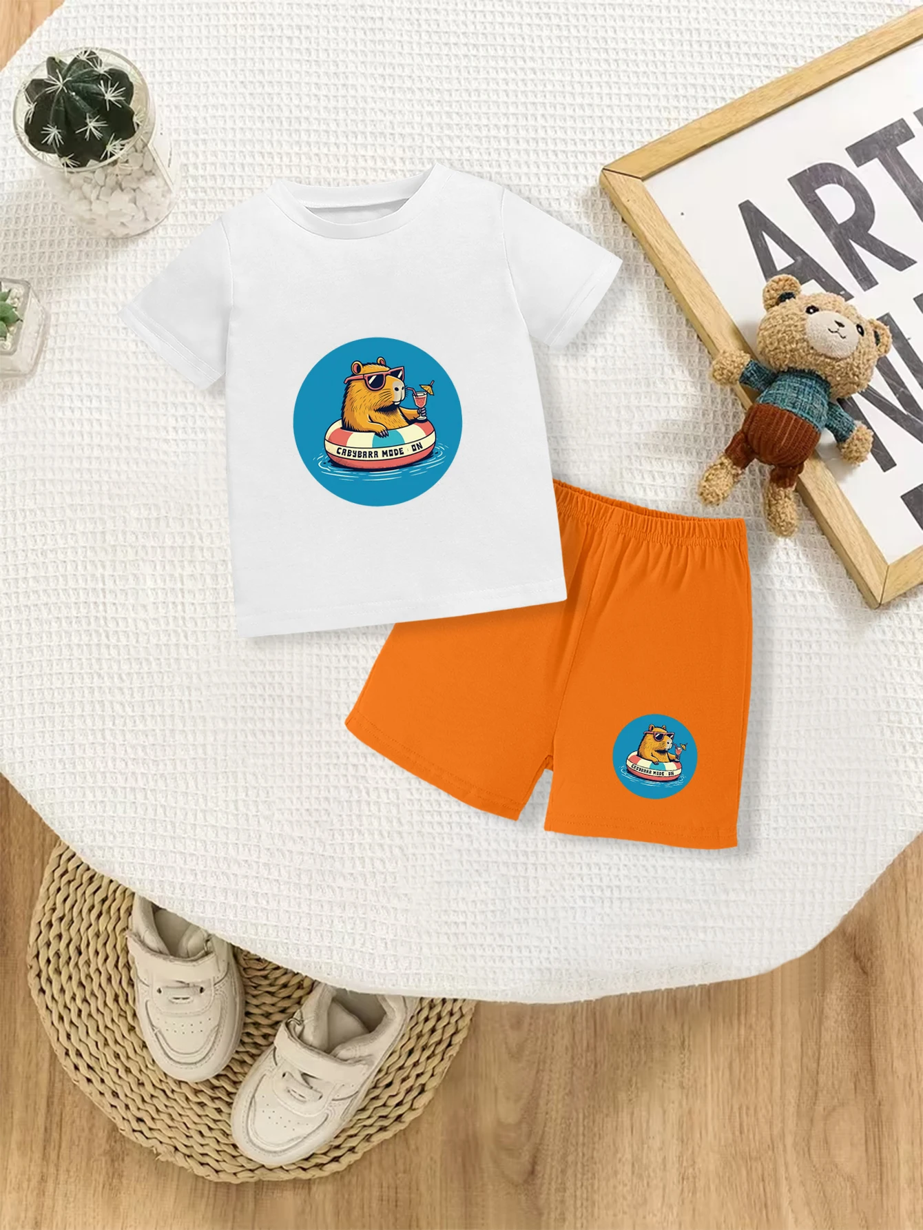 

Комплект из 2 предметов: летняя повседневная футболка и шорты для мальчиков с принтом мультяшной капибары в солнцезащитных очках и надувным кругом для плавания