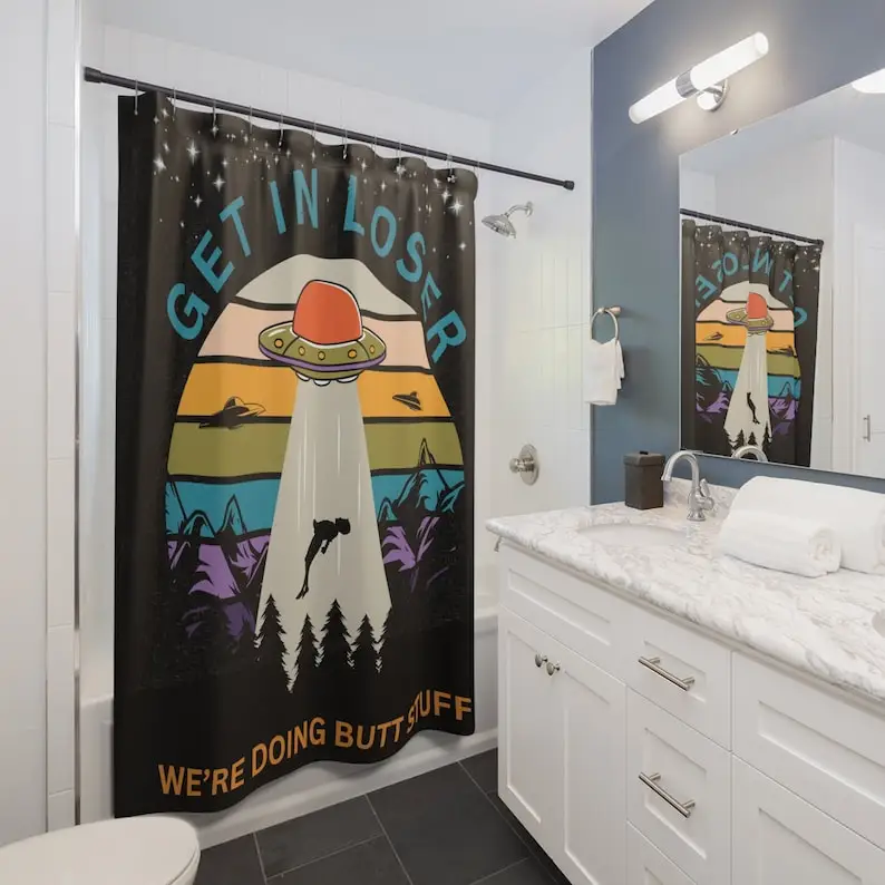 

Занавеска для душа Get In Loser We're Doing Butt Stuff — забавный декор для ванной комнаты и любитель НЛО