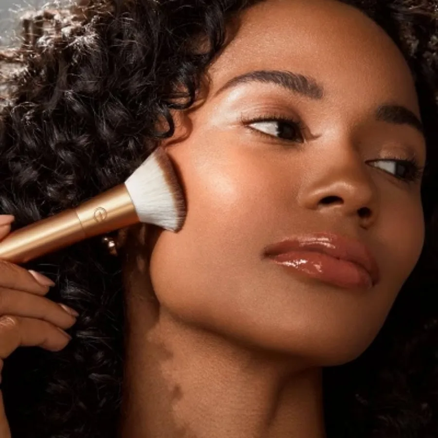 مجموعة فرش مزج وتصفيف الوجه المعدنية الثمينة - مجموعة من 4 قطع - تحتاج إلى إنشاء مظهر لا تشوبه شائبة.