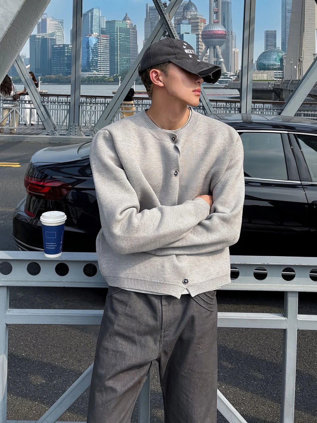 

Светло-серый вязаный кардиган с цветочным узором и пуговицами, мужской стиль Cleanfit, американский стиль, осенняя мода, повседневный свободный свитер