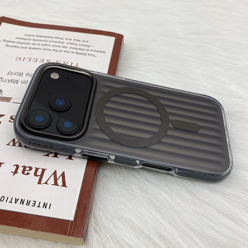 Modne, trójwymiarowe etui na telefon z magnetycznym zamknięciem, pasujące do modeli iPhone 17, 18 Pro Max, 15, 16, 14. Posiada matowe, miękkie krawędzie i umożliwia bezprzewodowe ładowanie. — zdjęcie produktu 4