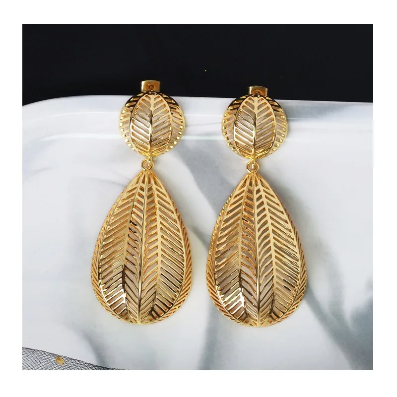 

Zircon Flower Earrings Women's Hollow Copper Earrings Internet Celebrity Electroplating Creative Stud Earrings