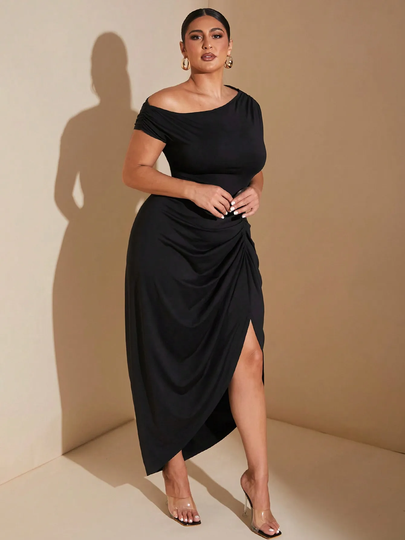 데이트, 파티, 졸업식을 위한 사이드 슬릿이 있는 플러스 사이즈 블랙 비대칭 주름 미디 드레스