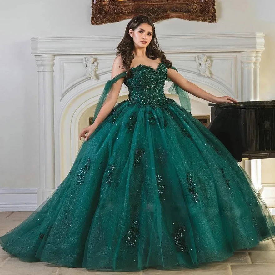 

2025 Sexy Emerald Green Quinceanera Dresses Lace Appliques Crystal Beads Off Shoulder Ball Gown Tulle Vestidos De Dress Guest