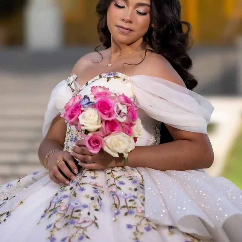 

Shiny white Quinceanera Dress Lace layering glitter decal 3D flower Bow Long tail vestidos de 15 Quinceanera ﻿Customized