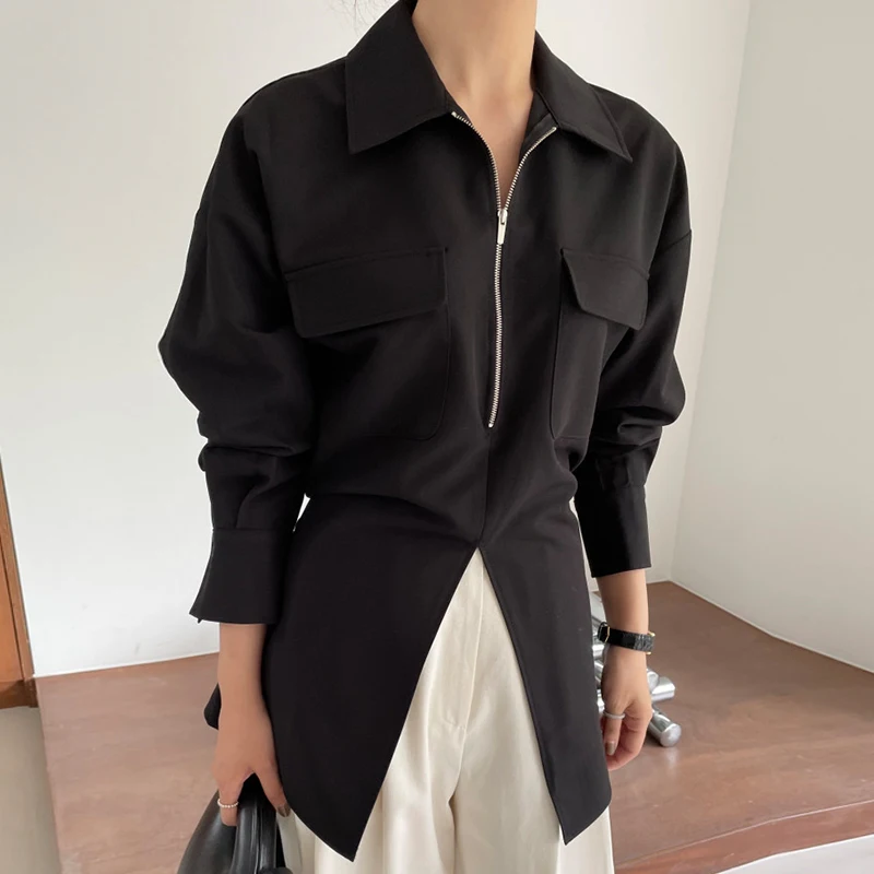 เสื้อเชิ้ตแขนยาวผู้หญิงซิปด้านหน้ากระเป๋าขนาดใหญ่ออกแบบรอบคอไม่สมมาตร Hem Casual Staple เสื้อสวมหัว ​