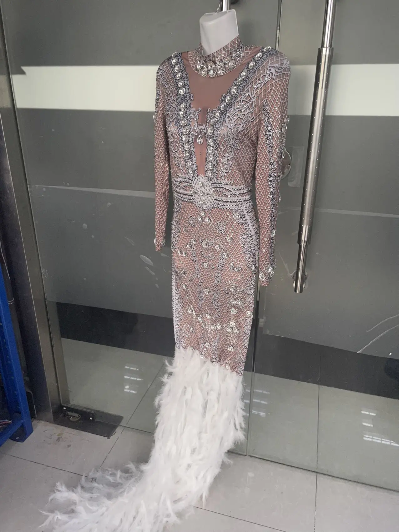 Sänger Partei Zeigen Sparkly Strass Weiß Feder Schwanz Kleid Abend Prom Promi Party Geburtstag Lange Kleider