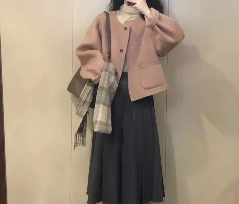 Small-sized Woman's Light Purple French Style Woolen Coat with Loose Fit for the Latest 2024 Winter Season