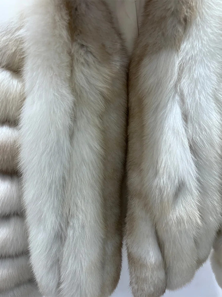 Modne płaszcze damskie na zimę 2025, grube i ciepłe kurtki z naturalnego futra lisa.