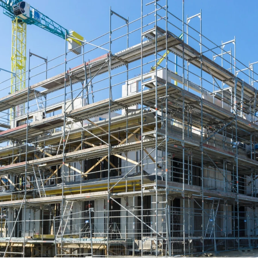 Échafaudage en acier galvanisé d'ingénierie combiné avec un échafaudage de façade offrant une capacité de charge durable et renforcée à haute résistance